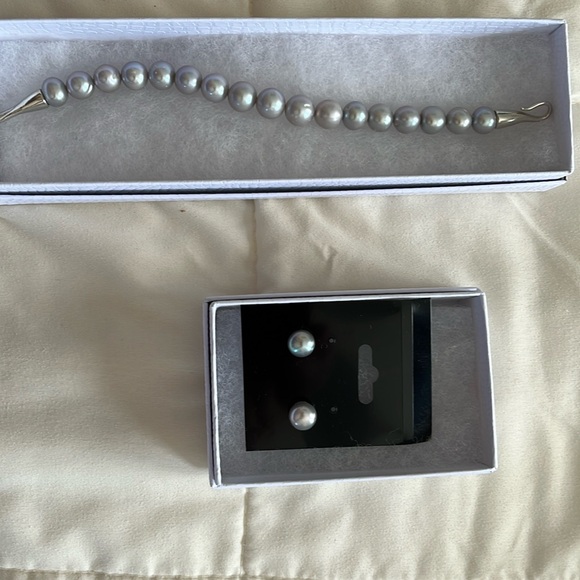 Jewelry - Genuine Cultured pearl bracelet and matching earrings